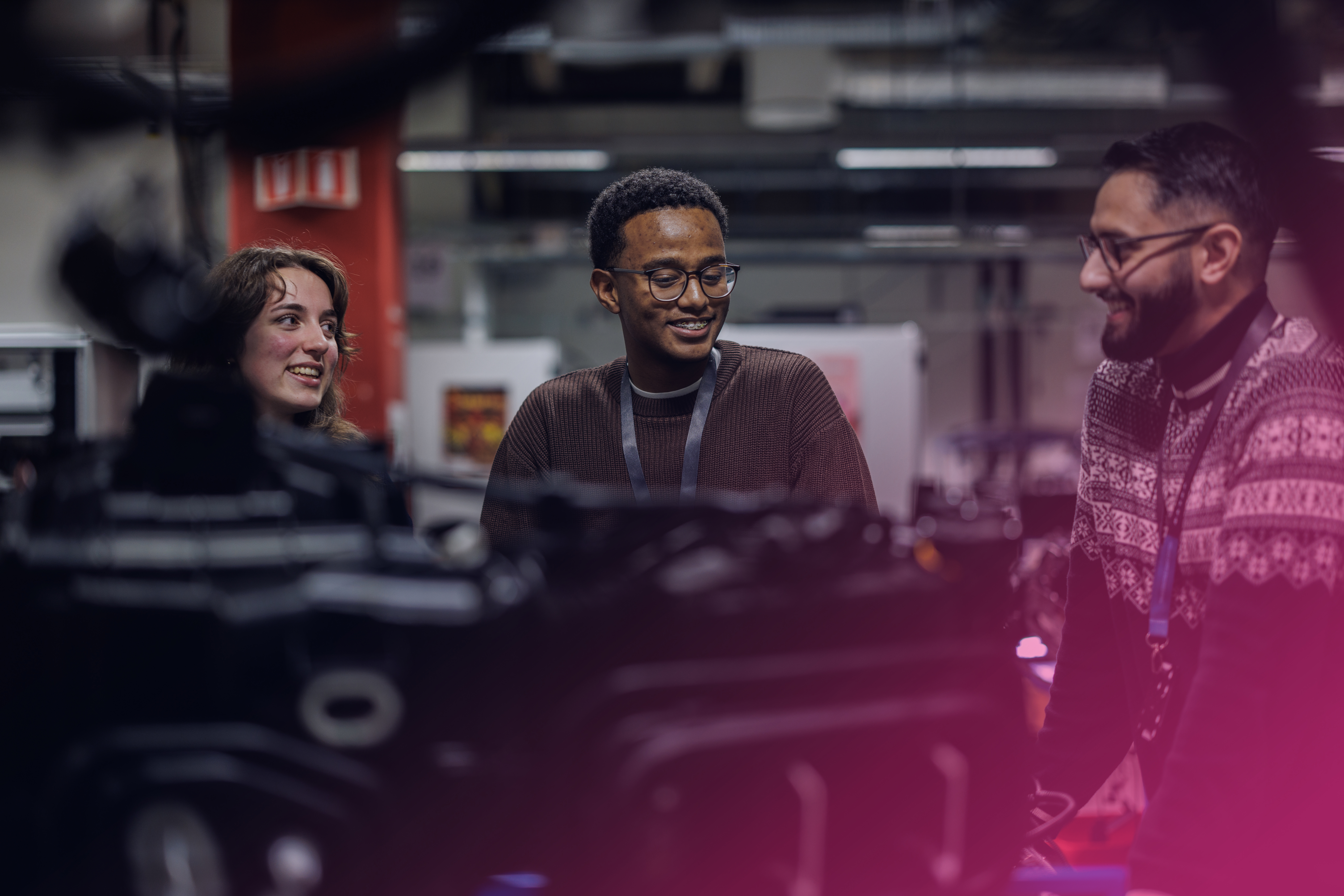 Tre personer ler vid maskin. Foto: Maria Bexdal, Volvo Cars