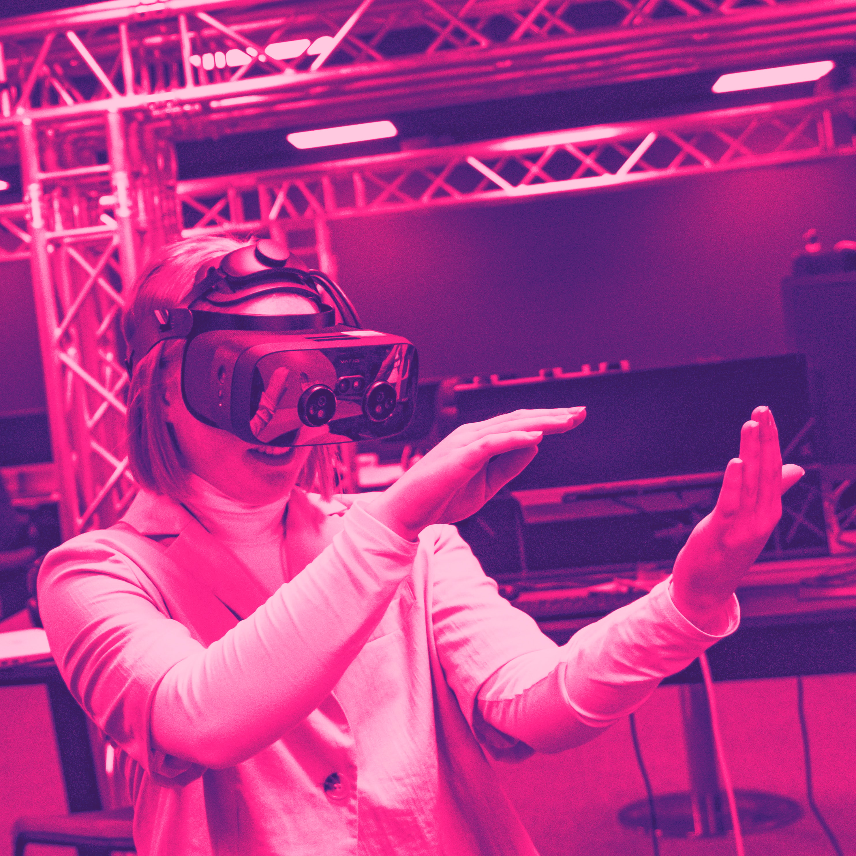 Kvinna i VR-glasögon med rosa filter