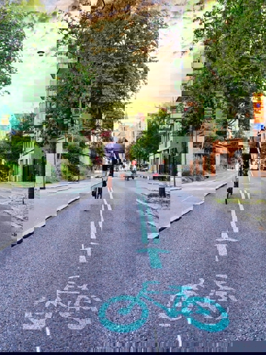 Cyklist på cykelväg i Göteborg