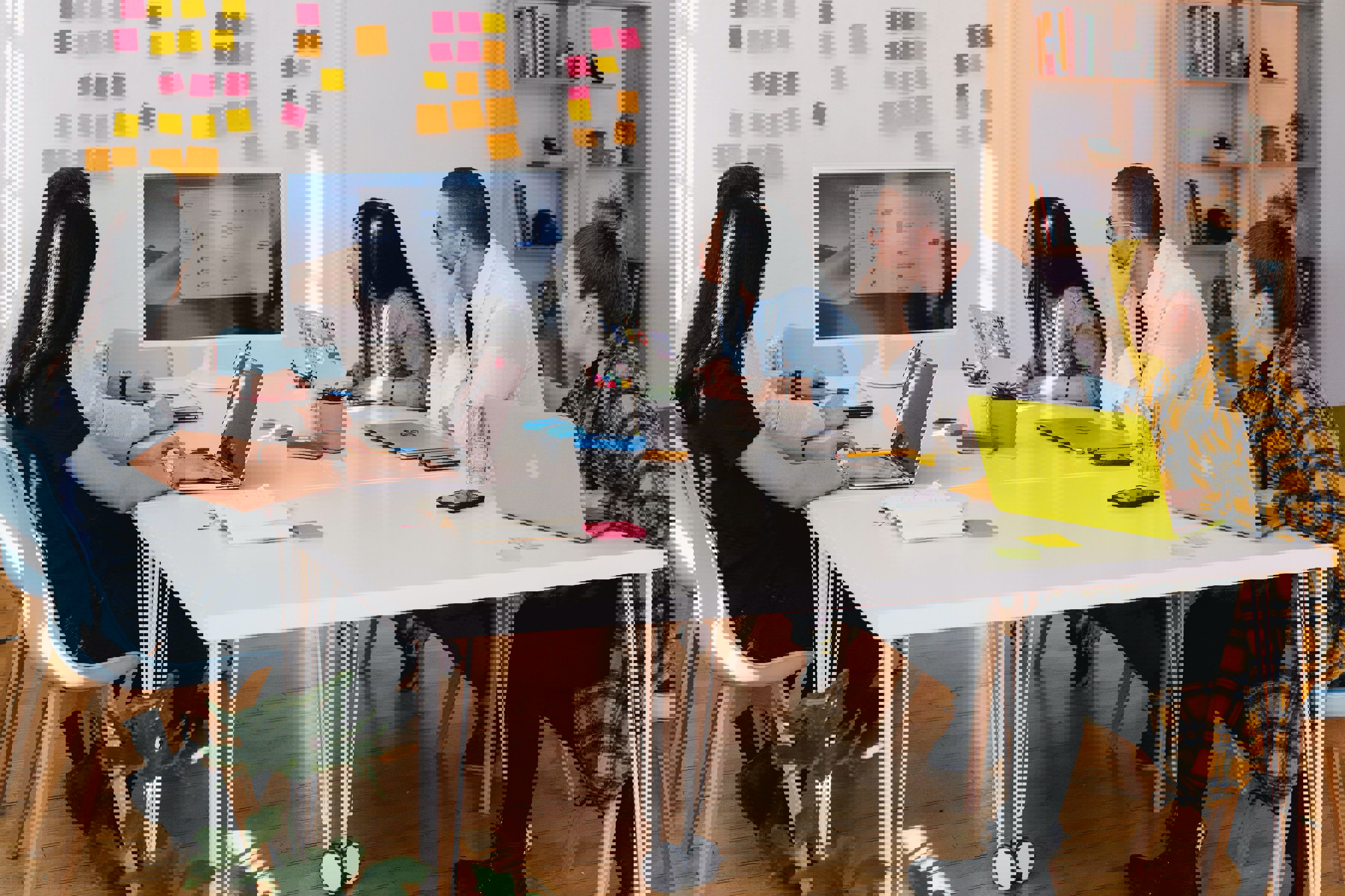 Grupp med människor som använder postit-lappar och planerar 