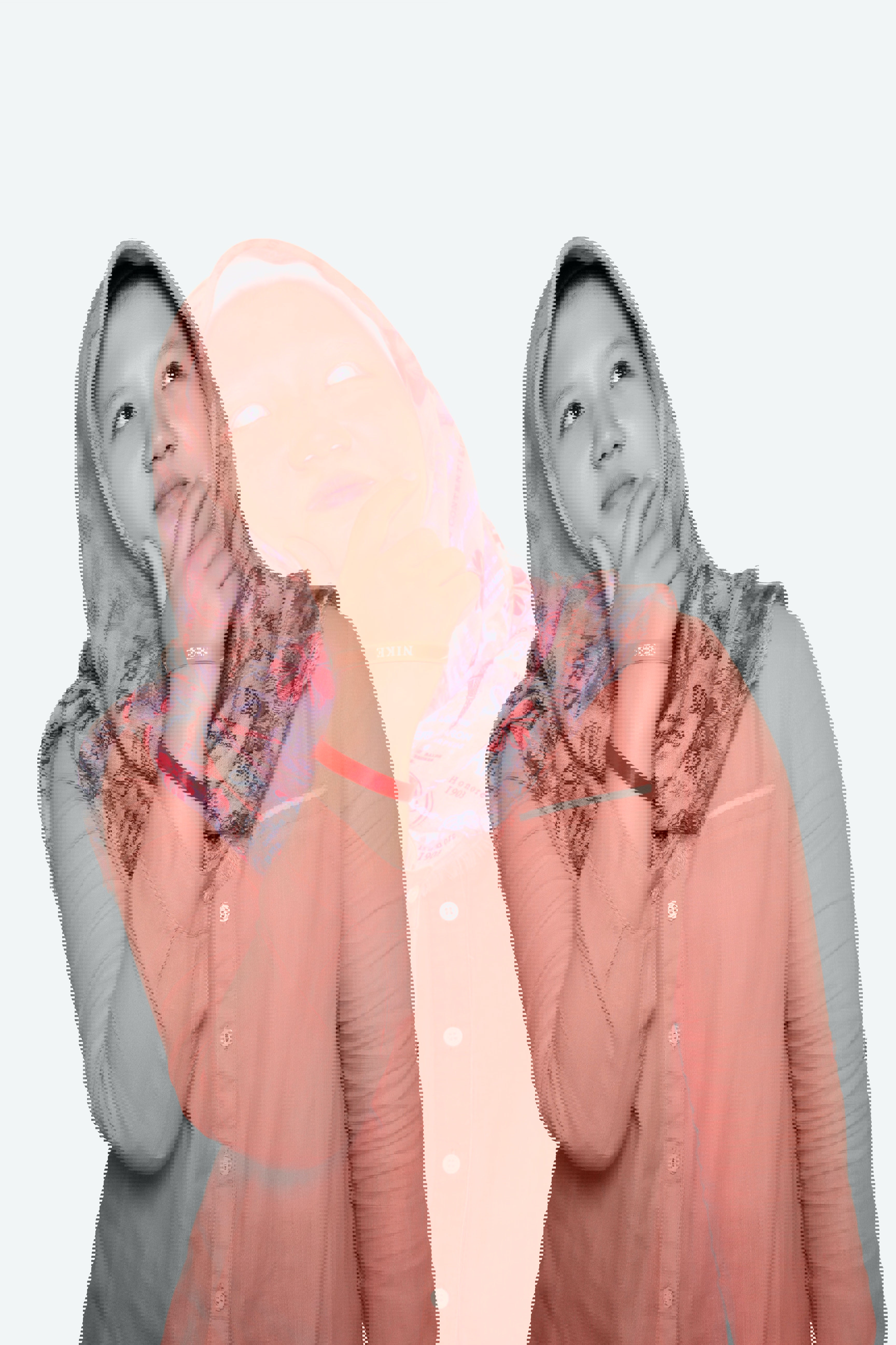 Kvinna i hijab funderar över något, med ena handen i ansiktet, huvudet på sned och blicken fäst uppåt. 
