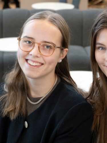 Paulina Engel och Ida Boregrim, tekniksprångare på Mycronic
